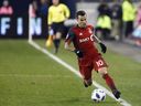 L'attaquant du Toronto FC Sebastian Giovinco (10) garde le ballon dans les limites alors qu'il court sur le terrain lors d'un match de soccer MLS contre les Atlanta United à Toronto, le dimanche 28 octobre 2018. Le Toronto FC a de nouveau ouvert ses portes à Giovinco.  L'Italien de 36 ans n'est pas de retour avec le club MLS.  Mais l'ancien joueur par excellence de la MLS a de nouveau indiqué son intérêt à reprendre sa carrière sous les couleurs de Toronto et l'équipe a proposé de laisser la légende du club utiliser son centre d'entraînement du nord de Toronto.