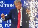 L'ancien président américain et espoir présidentiel de 2024, Donald Trump, fait des gestes après avoir pris la parole lors de la conférence Turning Point Action USA à West Palm Beach, en Floride, le 15 juillet 2023.
