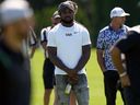 DOSSIER – Dalvin Cook regarde une séance d'entraînement des Jets de New York au centre d'entraînement de l'équipe de football de la NFL à Florham Park, NJ, le 30 juillet 2023. Une personne connaissant l'accord a déclaré que les Jets avaient convenu des conditions d'un contrat d'un an avec l'ancien Le porteur de ballon des Vikings du Minnesota Cook le lundi 14 août 2023, selon une personne au courant de l'accord.