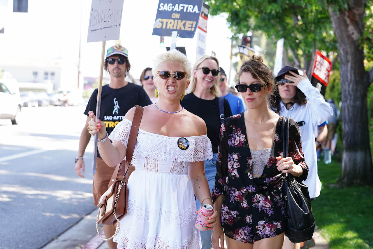 Florence Pugh (L) parcourt la ligne de piquetage en soutien à la grève SAG-AFTRA et WGA aux studios Disney le 15 août 2023 à Burbank, en Californie.