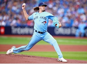 Kevin Gausman des Blue Jays de Toronto livre lors de la première manche contre les Phillies de Philadelphie au Rogers Center le 16 août 2023 à Toronto, Ontario, Canada.