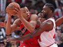 Patrick Williams, à droite, des Chicago Bulls, défend contre Scottie Barnes des Toronto Raptors au United Center le 21 mars 2022 à Chicago.  Les Raptors et les Bulls seront dans un groupe avec trois autres équipes de la Conférence Est lors d'un nouveau tournoi la saison prochaine.