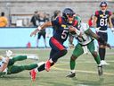 Le quart-arrière des Alouettes Caleb Evans s'est détaché de la défensive des Roughriders lors de la première demie vendredi soir au Stade Molson.