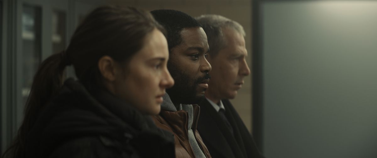 (LR) Shailene Woodley, Jovan Adepo et Ben Mendelsohn dans To Catch a Killer.