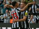 Harvey Barnes (à droite) de Newcastle United célèbre avec Jacob Murphy après avoir marqué son cinquième but contre Aston Villa.