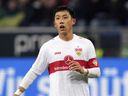 DOSSIER – Wataru Endo de Stuttgart lors du match de football de la Bundesliga allemande entre le TSG 1899 Hoffenheim et le VfB Stuttgart à Sinsheim, en Allemagne, le mardi 24 janvier 2023. Le milieu de terrain japonais Wataru Endo a reçu l'approbation de Stuttgart pour se rendre en Angleterre pour des pourparlers de transfert et un examen médical examen à Liverpool, l'entraîneur de Stuttgart, Sebastian Hoeness, a confirmé le jeudi 17 août 2023.