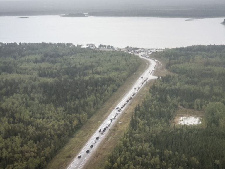 « VILLE FANTÔME » : des milliers de personnes continuent de fuir Yellowknife alors que les incendies de forêt menacent