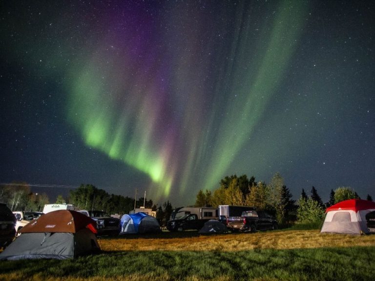 L’évacuation d’un incendie de forêt transforme Yellowknife en «ville fantôme» alors que les derniers résidents sortent