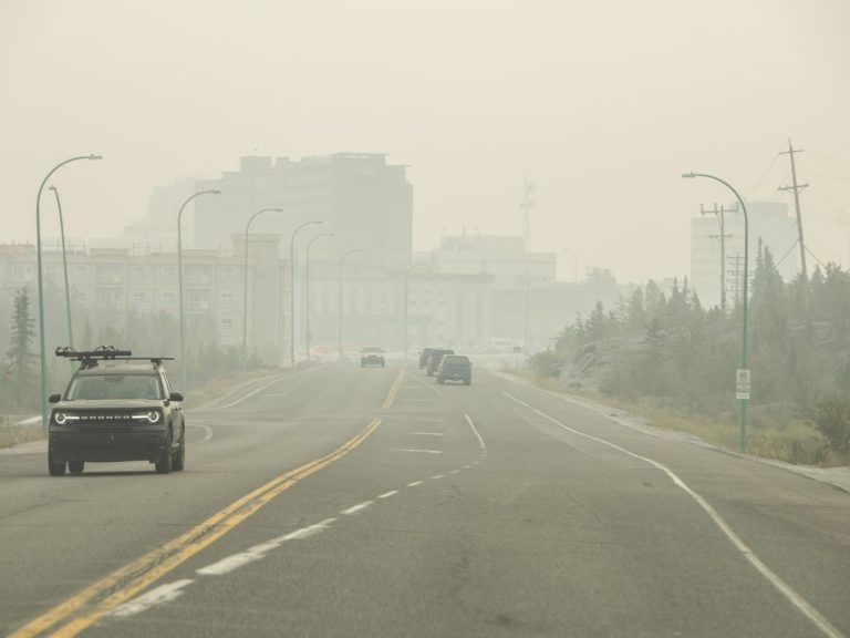 « La plupart des gens sont maintenant partis » : Yellowknife s’est presque vidé alors que la lutte contre les incendies se poursuit