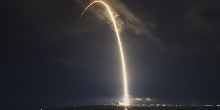 Rocket Report : une fusée russe atterrit comme un avion ;  Rouleaux de rouleau compresseur SpaceX