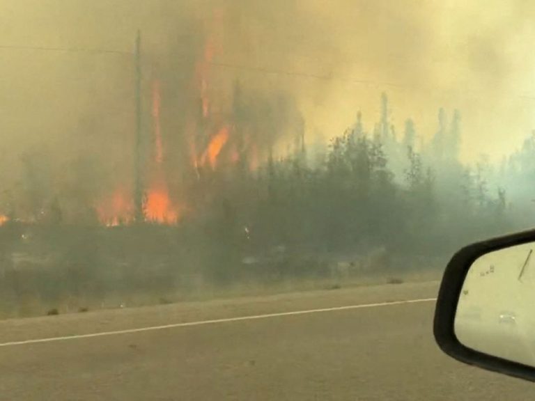 « C’est ma maison et j’ai vraiment peur » : les résidents des TNO partagent des histoires poignantes sur les incendies de forêt