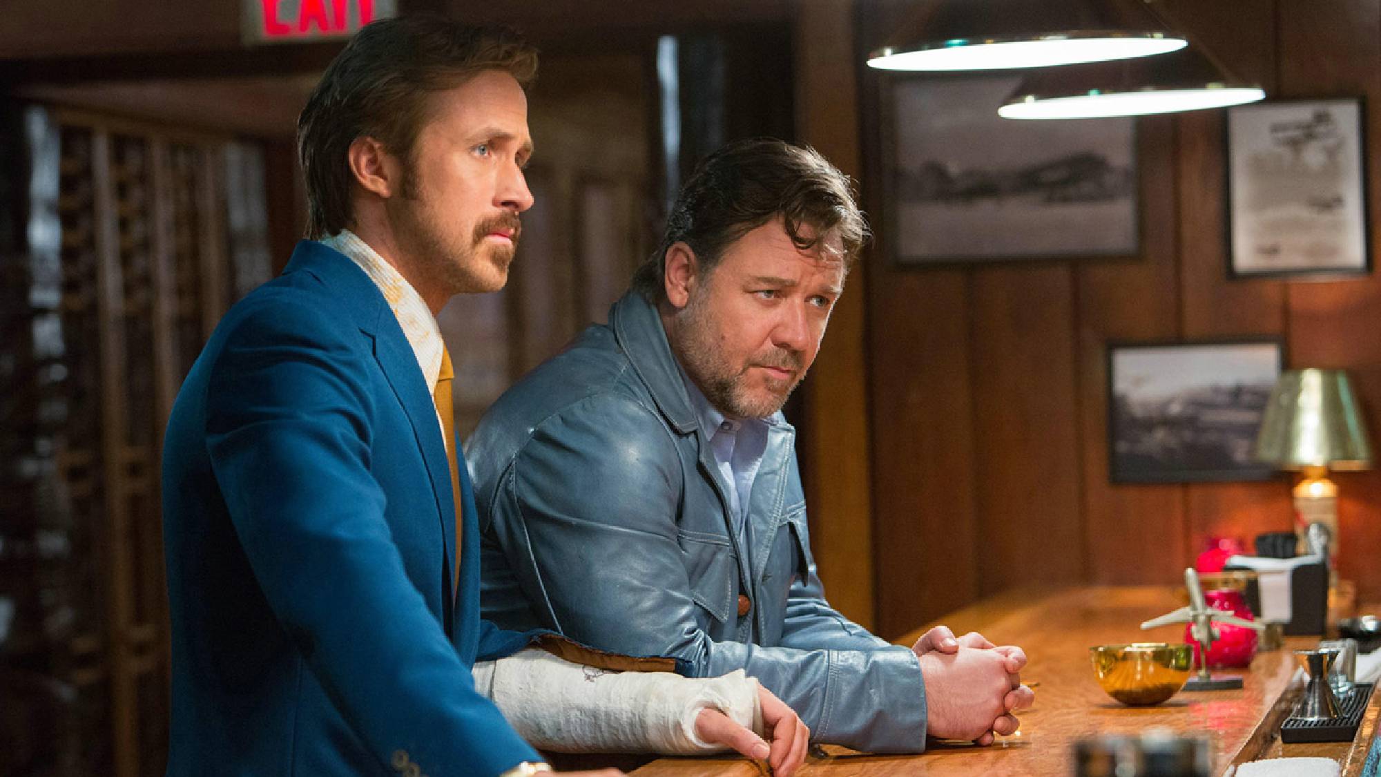 Ryan Gosling dans le rôle de Holland March et Russell Crowe dans le rôle de Jackson Healy dans The Nice Guys