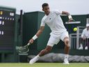 Le Canadien Felix Auger-Aliassime rend le ballon à Michael Mmoh est un Américain lors de leur match du premier tour du simple masculin lors de la première journée des championnats de tennis de Wimbledon à Londres, le lundi 3 juillet 2023. Auger-Aliassime admet que sa saison de tennis n'a pas pris fin la manière qu'il voulait.  Les maladies, les blessures et les départs anticipés ont tous joué un rôle.