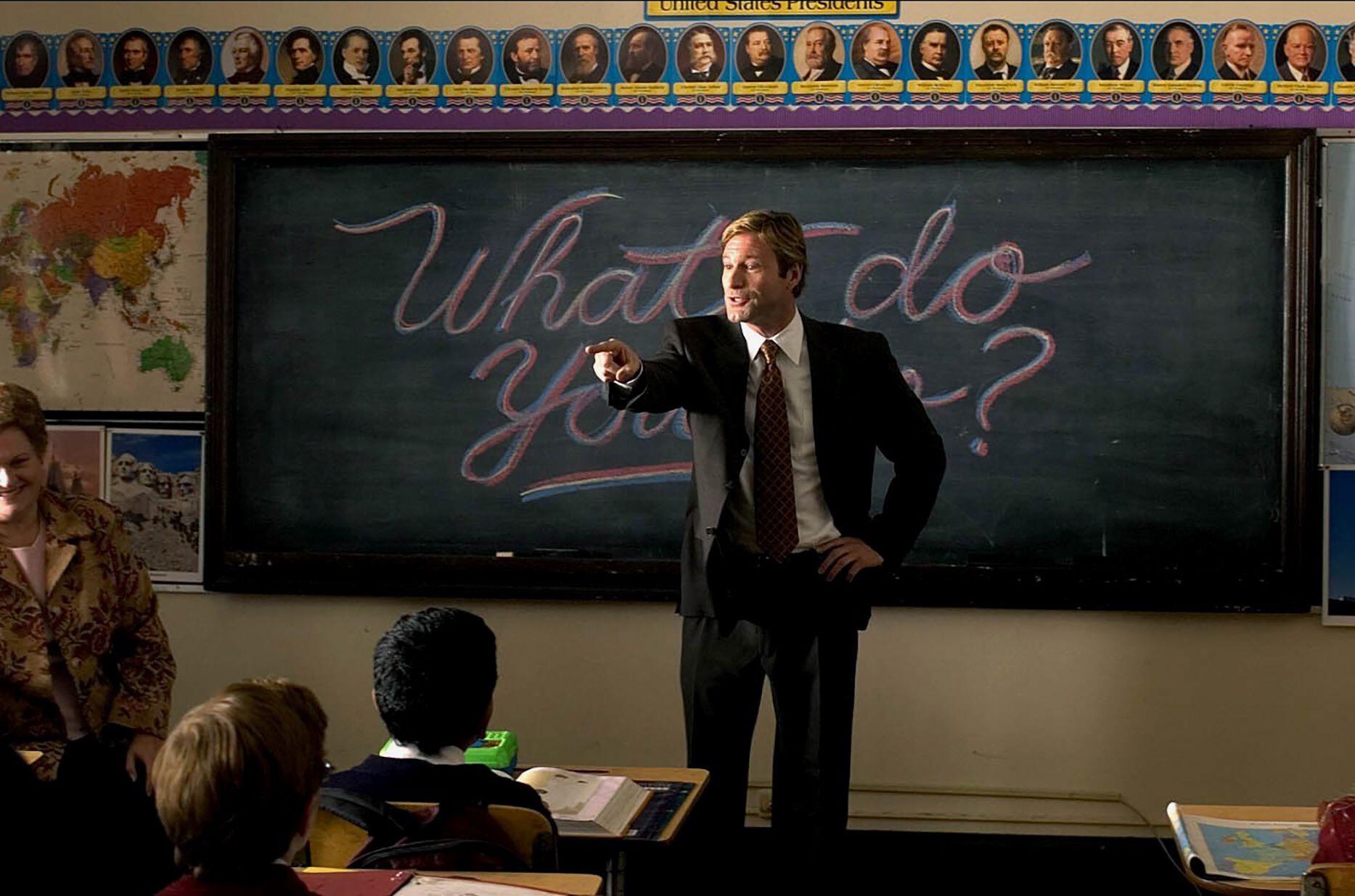 Aaron Eckhart dans le rôle de Nick Naylor s'adresse à une classe d'élèves du primaire dans Thank You For Smoking