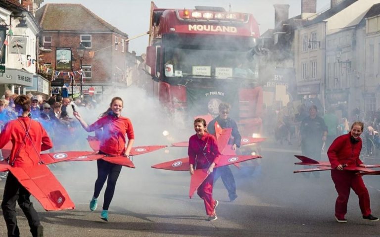 Un adolescent perd son titre de «reine du carnaval» après des menaces en ligne