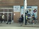 Les sections locales et la sécurité à l'extérieur du centre de santé communautaire de South Riverdale sur la rue Queen Est à l'avenue Carlaw.    