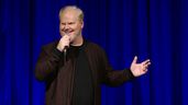 Jim Gaffigan se produit dans son dernier stand-up spécial, The Pale Tourist, désormais diffusé sur Amazon Prime Video.