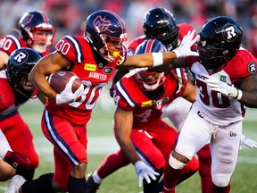 Chandler Worthy (30 ans) des Alouettes de Montréal passe le ballon devant Chizi Umunakwe (30 ans) des Redblacks lors de la première mi-temps du match de football de la LCF à Ottawa le samedi 19 août 2023.