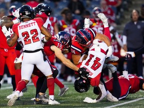 Alexandre Gagné (34 ans) des Alouettes bat Tobias Harris (41 ans) des Rouge et Noir à Ottawa le samedi 19 août 2023.