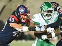 Frédéric Chagnon des Alouettes, à gauche, affronte Samuel Emilus des Roughriders de la Saskatchewan lors d'un match de la LCF à Montréal, le vendredi 11 août 2023.