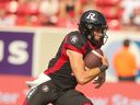 Le QB d'Ottawa Dustin Crum, montré ici lors d'un match contre les Stampeders de Calgary, doit utiliser « moins de ses jambes, plus de son bras ».  