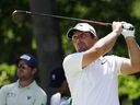 DOSSIER – Francesco Molinari, d'Italie, frappe au 12e trou lors d'une ronde d'entraînement pour le tournoi de golf de l'US Open au Country Club, le 15 juin 2022, à Brookline, Mass. Francesco et Edoardo Molinari font à nouveau partie d'une équipe de la Ryder Cup .  Cette fois, ils sont vice-capitaines devant un public local à Marco Simone à Rome.  Francesco Molinari a été choisi comme cinquième et dernier vice-capitaine de Luke Donald lorsque l'Europe tente de reconquérir la coupe contre les Américains.  Les matchs commencent le 29 septembre 2023.