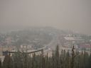 Une épaisse fumée provenant des incendies de forêt à proximité remplit le ciel à Yellowknife le mardi 15 août 2023.