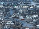 Dans une vue aérienne, des voitures et des maisons brûlées sont vues dans un quartier qui a été détruit par un incendie de forêt le 18 août 2023 à Lahaina, Hawaï.