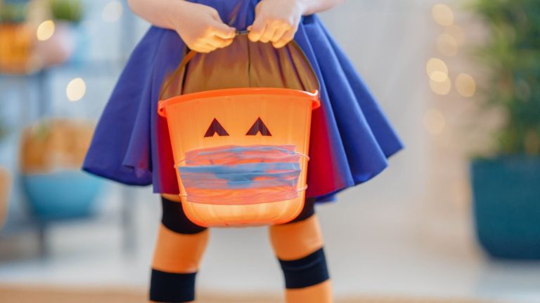 Conseils de sécurité pour Halloween 2021 – 11 choses que les parents doivent savoir