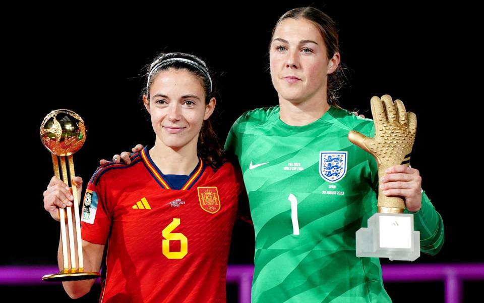 Aitana Bonmati (à gauche), lauréate du prix du ballon d'or en Espagne, pose pour une photo avec Mary Earps, gardienne de but de l'Angleterre, lauréate du prix Golden Glove, à la fin du match final de la coupe du monde féminine de la FIFA au stade Australia, à Sydney.