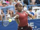 Coco Gauff renvoie le ballon contre Liudmila Samsonova lors des demi-finales du tournoi de tennis DC Open, le samedi 5 août 2023 à Washington, DC