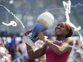 Coco Gauff, des États-Unis, célèbre avec la Rookwood Cup.