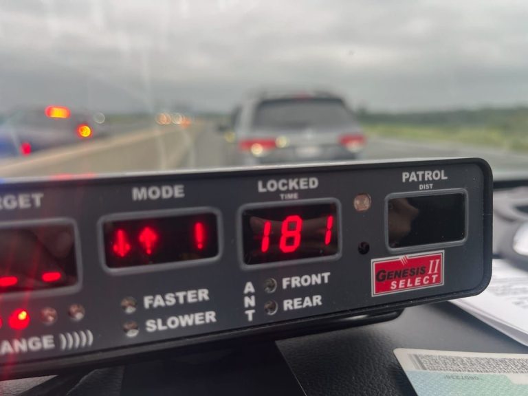 Un conducteur de minifourgonnette arrêté à 181 km/h avec des enfants à la remorque : OPP