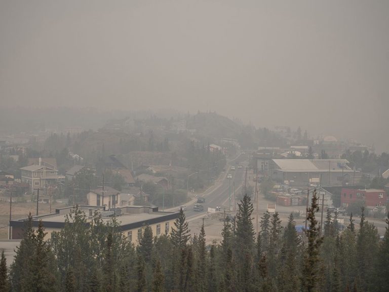 L’évacuation de Yellowknife ordonnée alors qu’un incendie de forêt approche de la ville