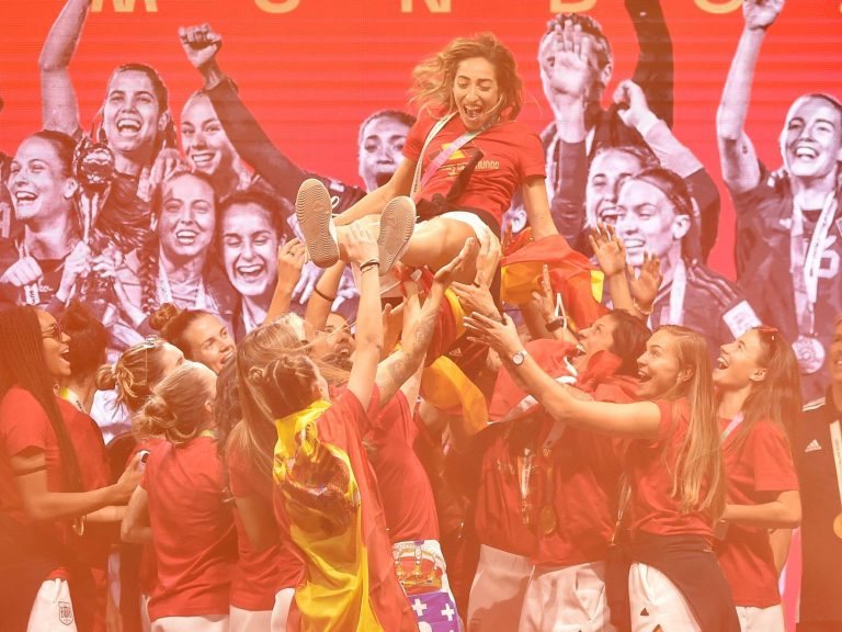 L’Espagne célèbre la Coupe du Monde Féminine alors que Carmona se souvient de son défunt père