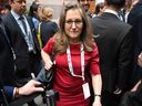 La ministre des Finances et vice-première ministre Chrystia Freeland quitte la séance plénière du Comité monétaire et financier international (CMFI) lors des réunions de printemps du Groupe de la Banque mondiale et du Fonds monétaire international à Washington, DC, le 14 avril 2023. 