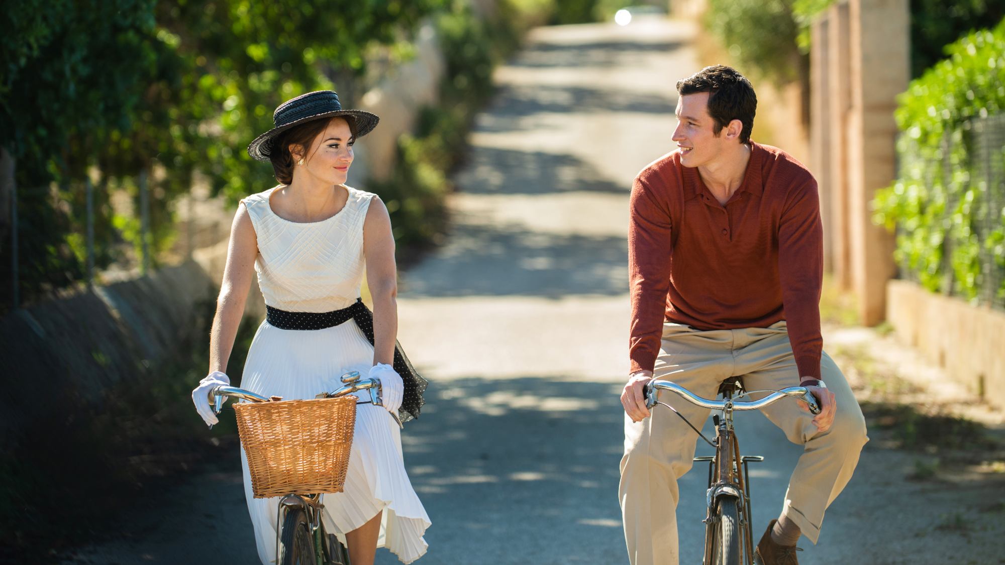 Shailene Woodley dans le rôle de Jennifer Stirling, Callum Turner dans le rôle d'Anthony O'Hare dans La dernière lettre de votre amoureux