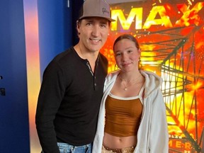 Le premier ministre Justin Trudeau a publié une photo sur Instagram de lui-même avec sa fille Ella-Grace, 14 ans, alors qu'ils regardaient le film Oppenheimer ensemble le 8 août 2023.