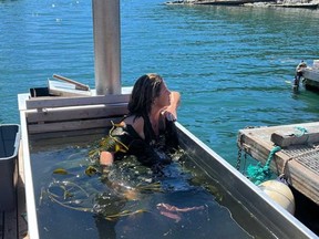 Sophie Grégoire Trudeau est photographiée au Moon Jelly Bathhouse à Clayoquot Sound