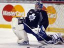 Le gardien Jonathan Bernier s'étire pendant que les Maple Leafs de Toronto s'entraînent au Mastercard Centre de Toronto le jeudi 27 mars 2014. 