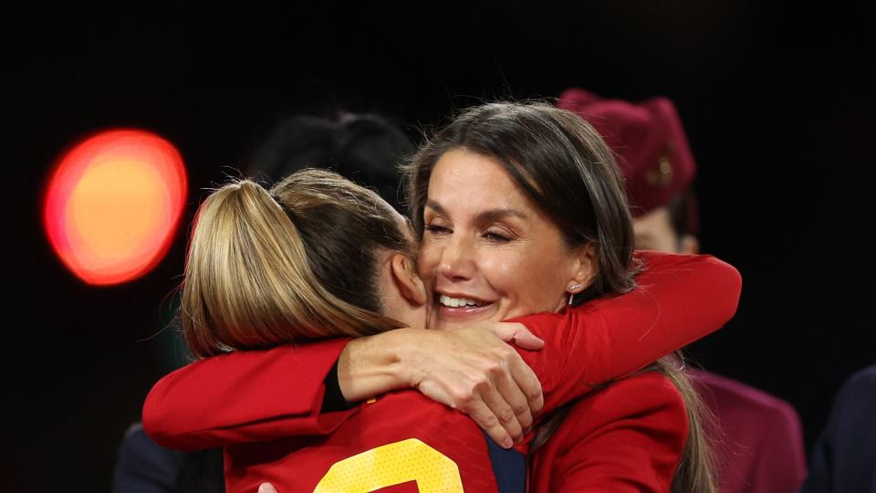 sydney, australie 20 août olga carmona d'espagne est étreinte par la reine letizia d'espagne après avoir remporté la coupe du monde féminine de la fifa australie nouvelle-zélande 2023 match final entre l'espagne et l'angleterre au stade australien le 20 août 2023 à sydney, australie photo de catherine ivillgetty images