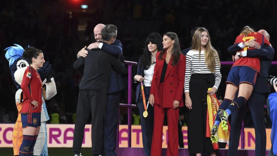 sydney, australie 20 août l'entraîneur-chef de l'espagne jorge vilda 3e l, le président de la fifa gianni infantino 2e l et sa majesté la reine letizia 5e l d'espagne lors des présentations au match final de la coupe du monde féminine de la fifa 2023 entre l'espagne et l'angleterre au stade accor de sydney , Nouvelle-Galles du Sud, Australie, le 20 août 2023, l'Espagne a battu l'Angleterre 1 0 pour remporter la coupe du monde féminine de la FIFA pour la première fois photo de l'agence Mark Avellinoanadolu via Getty Images