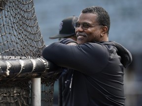 Ken Williams, vice-président exécutif des White Sox de Chicago, regarde l'entraînement au bâton.