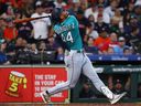 Julio Rodriguez #44 des Mariners de Seattle apparaît en cinquième manche contre les Astros de Houston au Minute Maid Park le 20 août 2023 à Houston, Texas.