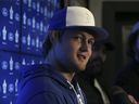 L'attaquant des Maple Leafs William Nylander s'exprime sur le podium lors de la journée de nettoyage des casiers à Toronto, le lundi 15 mai 2023. 