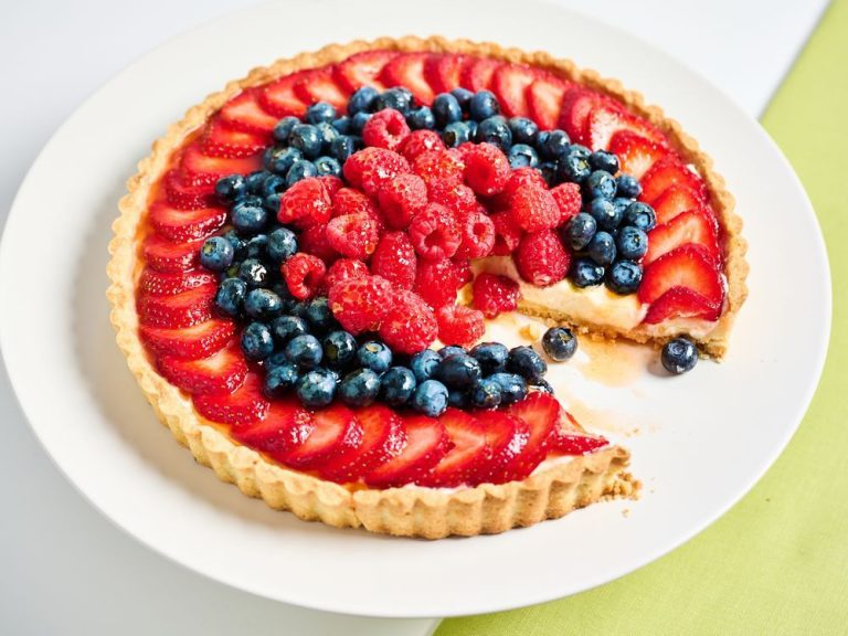 Garnissez cette tarte aux fruits de baies, de pêches, de prunes ou de tout autre fruit de votre choix.