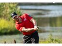 Le défenseur des Flames de Calgary Mackenzie Weegar prend un swing lors de la deuxième ronde de la Shaw Charity Classic à Calgary (Alberta), le 19 août 2023. Photographie de Todd Korol/Shaw Charity Classic