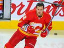 Le défenseur des Flames de Calgary MacKenzie Weegar patine pendant l'échauffement avant le match de la LNH contre les Predators de Nashville au Scotiabank Saddledome à Calgary, le 3 novembre 2022.