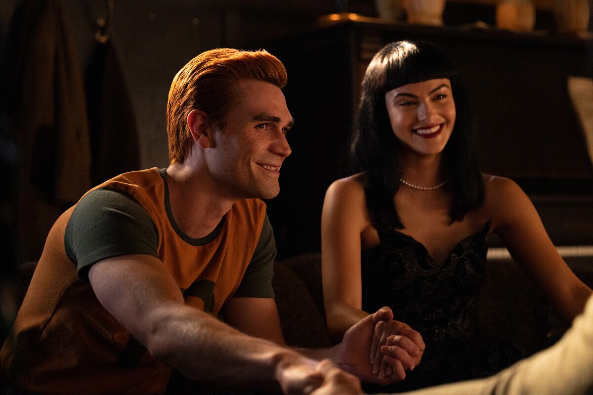 Archie (KJ Apa) et Veronica (Camila Mendes) s'assoient et rient en se tenant la main