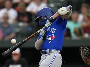 L'arrêt-court des Blue Jays de Toronto, Bo Bichette, commet une faute sur un terrain.